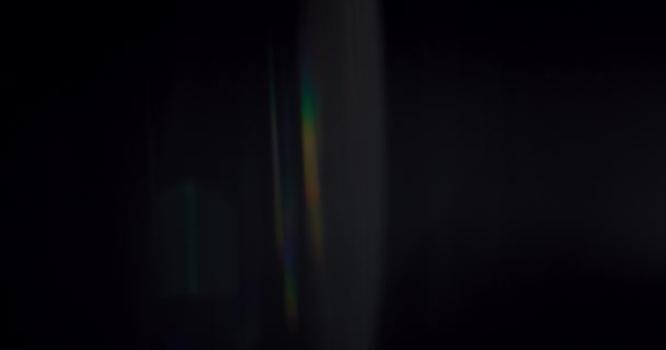 Merülj Prism Rainbow Light Flares Overlay Lenyűgöző Tükröződéseiben Sötét Háttérben — Stock videók