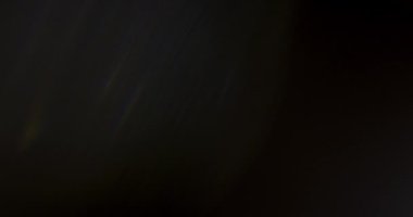 Siyah zemin üzerine kurulmuş renkli ışık sızıntılarının büyüleyici diyarında görsel bir yolculuğa çıkın. Uzun mercek kullanarak parlak bir optik mercek ışığı ile soyut bir tasarım oluşturun..