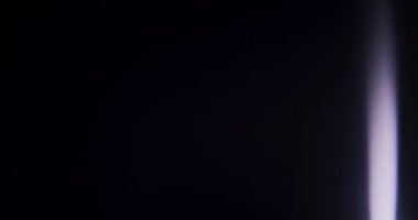 Prism Gökkuşağı Işık Işıkları Kaplamalı canlı renkli güzellik senfonisi. Siyah bir tuval üzerinde, gökkuşağı alevleri uyum sağlar ve harmanlanır, duyulardan zevk alan görsel bir senfoni yaratır..