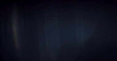 Spektrum Işık Kaplaması ile prizmatik ışığın dinamik patlaması. Siyah bir arkaplanda, gökkuşağı ışığı parlıyor, sahneye enerji veren bir renk patlaması yaratıyor..