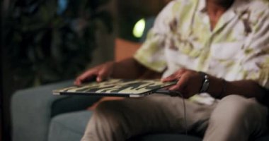 Afrikalı Dijital Pazarlamacı dizüstü bilgisayarını alır, bir reklam açar ve dijital pazarlamacı olarak çalışmaya başlar, online reklamcılık ve pazarlama stratejileri ile şirketlere yardım eder..