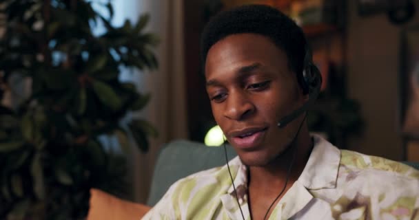 African Remote Support Specialist Noszący Bezprzewodowe Słuchawki Uśmiecha Zapewnia Zdalne — Wideo stockowe
