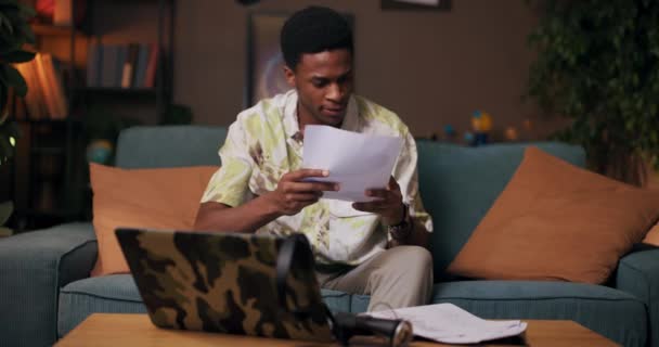 Skilled Coder Primer Plano Las Manos Los Hombres Africanos Escribiendo — Vídeos de Stock