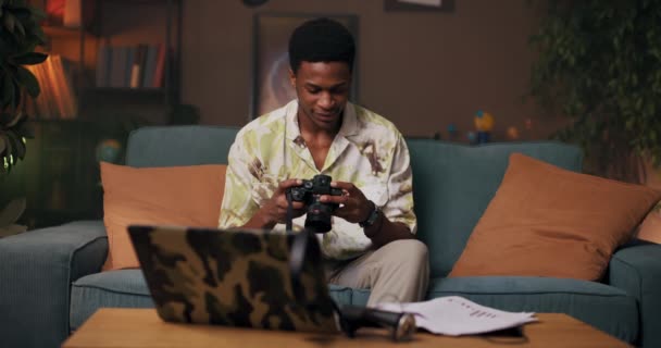 Skilled Coder Primo Piano Delle Mani Degli Uomini Africani Digitando — Video Stock