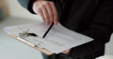 Deniz kabuğu evi satan bir adam bir kadına evin gelişimini açıklıyor ve son rötuşlar için ilk tasarımları gösteriyor. Kadın başını sallayarak anlaşmayı sonuçlandırmaya kararlı..
