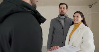 Bir emlakçı anahtarı kocasıyla birlikte ev alan genç bir kadına veriyor. Daireyi satan adam kontratı elinde tutuyor..