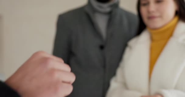 Новий Спосіб Життя Одружена Пара Купує Будинок Оболонку Який Слід — стокове відео