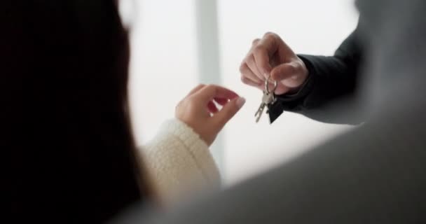 Šťastný Pár Dostane Klíče Svého Nového Domova Detailní Záběr Rukou — Stock video