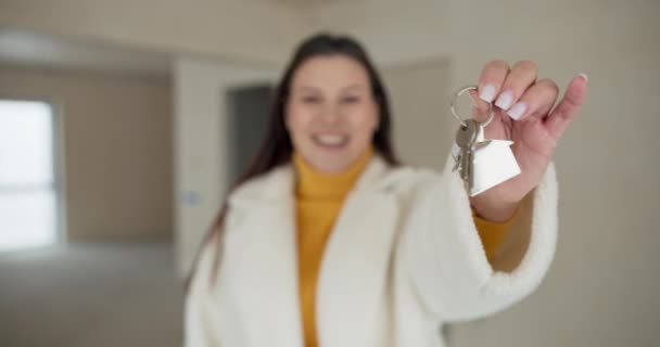 买公寓 从开发商那里买房子笑容满面的女人凝视着摄像机 拿出新财产的钥匙 — 图库视频影像