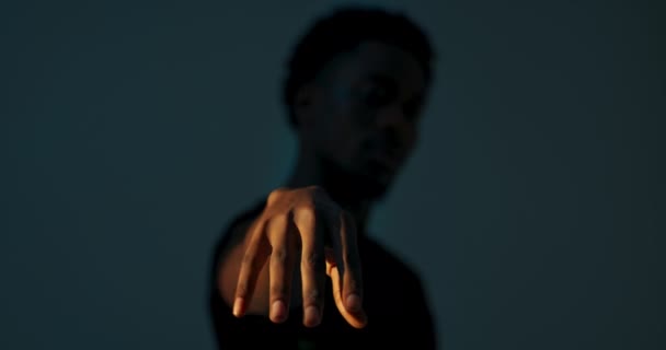 Σκούρο Δέρμα Άνθρωπος Ένα Σκοτεινό Στούντιο Φως Τεντώνει Χέρι Του — Αρχείο Βίντεο