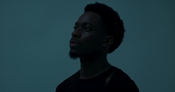 Concepto Abstracto Africano Americano Piel Oscura Hombre Estudio Con Luz — Vídeos de Stock