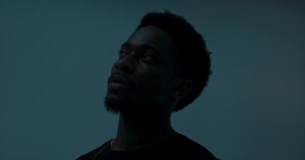 Conceito Abstrato Africano Americano Escuro Pele Homem Estúdio Com Luz — Vídeo de Stock