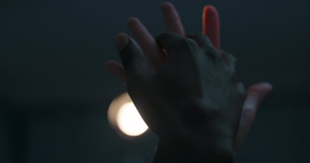 Тёмные Кожаные Мужчины Рука Белые Сияющие Женщины Женские Руки Касаются — стоковое видео