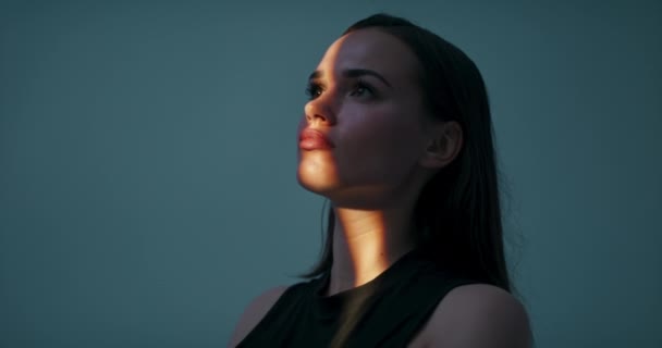 Stüdyoda Tek Başına Duran Genç Güzel Bir Kadın Parlak Işıkta — Stok video