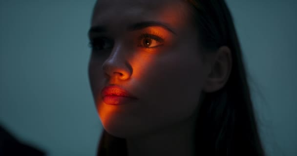 Bela Irreal Retrato Moda Menina Bonita Com Filtros Iluminação Cores — Vídeo de Stock