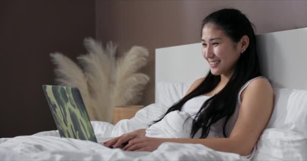 Κορίτσι Κάθεται Στο Υπνοδωμάτιο Στο Κρεβάτι Καλυμμένο Πάπλωμα Έννοια Της — Αρχείο Βίντεο