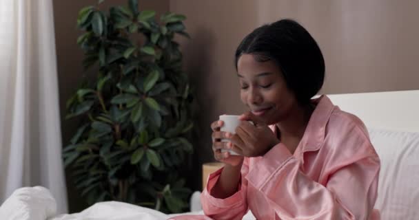 Женщина Проводит Утро Спальне Кровати Девушка Одетая Пижаму Сидит Одеялом — стоковое видео