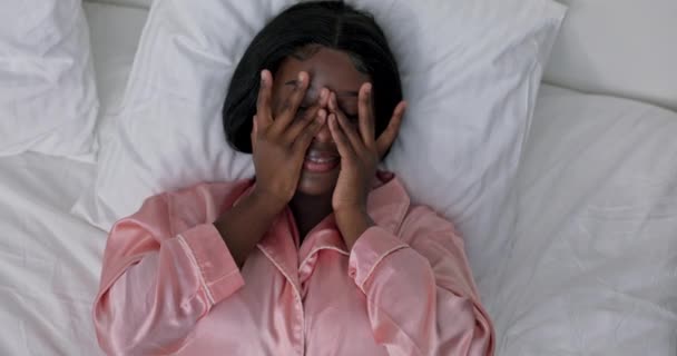 Skjuten Ovanifrån Ansiktet Kvinna Som Precis Vaknat Och Ligger Pyjamas — Stockvideo