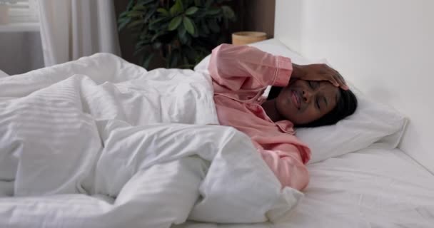 Жінка Прокидається Спальні Вранці Головним Болем Позбавлена Сну Дівчина Погано — стокове відео