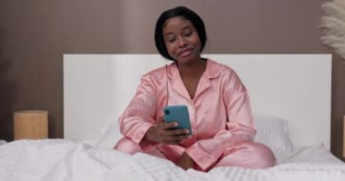 Güzel bir kadın uyandıktan sonra pijamalarıyla yatakta oturur ve erkek arkadaşından güzel bir sabah mesajı alır. Kız telefona gülümsüyor ve teşekkür etmek için arıyor..