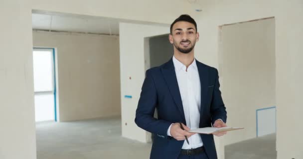 Moyen Orient Jeune Gestionnaire Agnet Immobilier Accueillent Ses Clients Clients — Video
