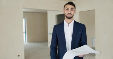Yeni binada satılık olan zarif bir emlakçının portresi. Potansiyel müşteriler için ev satmaya hazır..