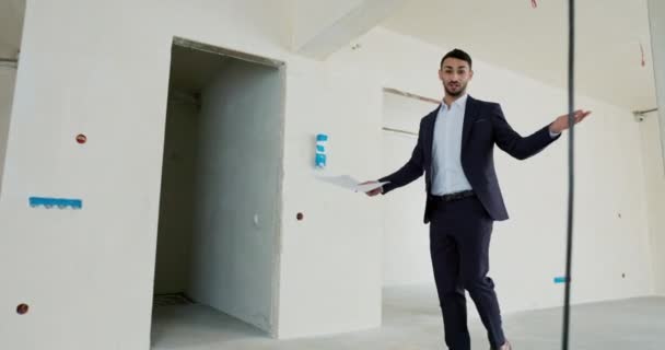 Sälja Man Fastighetsmäklare Agent Visar Nya Moderna Byggnad Till Kunder — Stockvideo