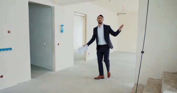 Vender Agente Gerente Imobiliário Homem Mostrando Novo Edifício Moderno Para — Vídeo de Stock