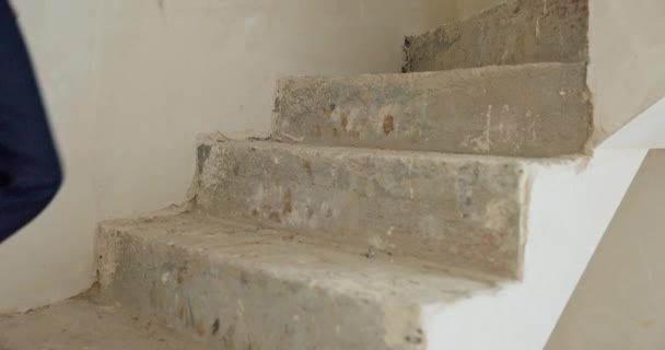 Nahaufnahme Selektiver Fokus Immobilienmakler Geht Nach Frisch Renoviertem Gebäude Treppen — Stockvideo