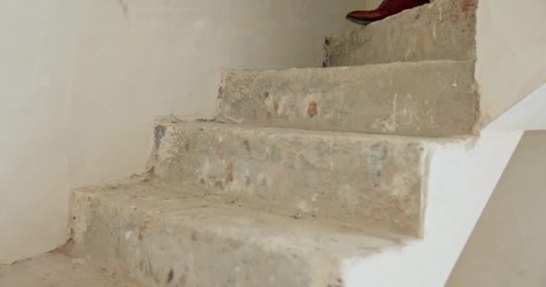 Мужчина Шикарном Элегантном Костюме Обуви Спускается Лестнице Новом Современном Здании — стоковое видео