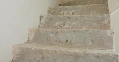 Yakın çekim odak emlakçısı yeni yenilemeden sonra yeni modern binada merdivenleri çıkıyor. .
