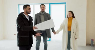 Mutlu, mutlu, sakallı adam karısı için sürpriz yapıyor. Kadın, ailesi için yeni bir ev almanı istiyor. Gayrimenkul satın alma öncesi evin tüm detaylarını anlatıyor..