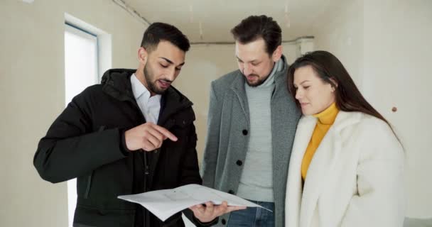 Plán Rozvoje Nového Domu Návrh Bytu Mladý Architekt Diskutuje Manželským — Stock video