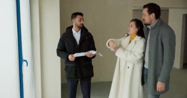 Evli bir çift satın almak istedikleri yeni bir eve bakıyor. Emlakçı onlara teklifi sunar, odaları gezdirir, büyük balkon pencereli güzel bir teras gösterir..