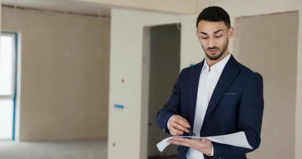 Koncentrerad Ung Framgångsrik Mellanösternskägg Sälja Man Fastighetsmäklare Smart Elegant Kostym — Stockvideo
