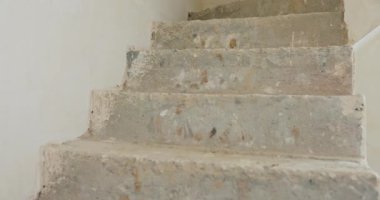 Yakın çekim odak emlakçısı yeni yenilemeden sonra yeni modern binada merdivenleri çıkıyor. .