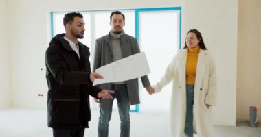 Mutlu, mutlu, sakallı adam karısı için sürpriz yapıyor. Kadın, ailesi için yeni bir ev almanı istiyor. Gayrimenkul satın alma öncesi evin tüm detaylarını anlatıyor..