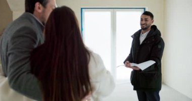 İki yeni daire içinde anlaşmaya açıklayan orta yetişkin Emlak.