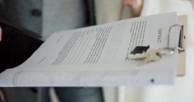 Deniz kabuğu evi satan bir adam bir kadına evin gelişimini açıklıyor ve son rötuşlar için ilk tasarımları gösteriyor. Kadın başını sallayarak anlaşmayı sonuçlandırmaya kararlı..