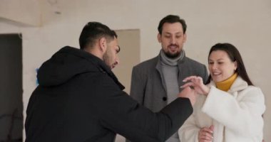 Çift bir daire için para ayırdı ve mülkü bir emlak bürosundan satın alıyor. Adam, mutlu kocasına sevinçle bağıran kadına anahtarları verir..