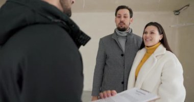 Bir emlakçı anahtarı kocasıyla birlikte ev alan genç bir kadına veriyor. Daireyi satan adam kontratı elinde tutuyor..