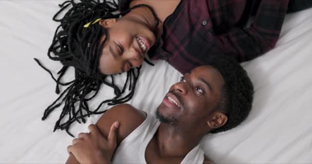 Kochający Szczęśliwy Amerykański Kobieta Mężczyzna Para Leży Łóżku Przytulanie Przytulanie — Wideo stockowe