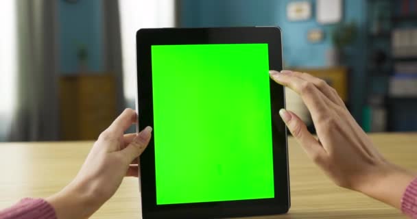 Nômade Digital Usando Tablet Para Trabalhar Remotamente Enquanto Viaja Mundo — Vídeo de Stock