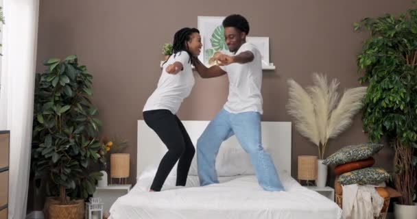 Tineri Adorabil Cuplu American Care Poartă Haine Casnice Casual Dansând — Videoclip de stoc