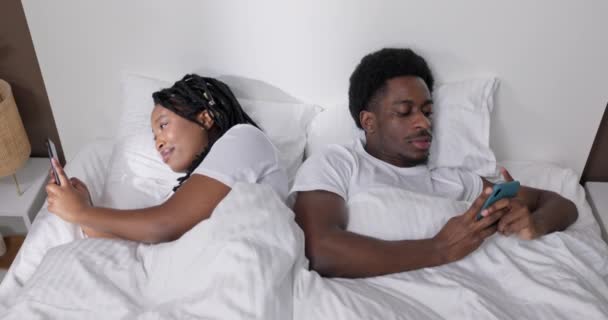 Ein Dunkelhäutiges Afrikanisches Paar Liegt Morgens Ausgeruht Bett Sich Gegenseitig — Stockvideo