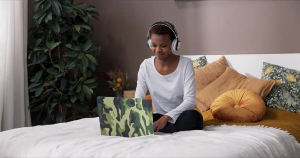 Весела Американська Леді Має Відеодзвінок Конференції Інтерв Босом Сидячи Ліжку — стокове відео