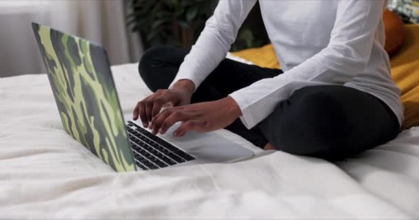 クローズアップショット選択フォーカスダークベッドの学生ティーンエイジャータイピングベッドに座ってホームワークからオンラインで勉強する女性 Writitngレビュー 遠隔からの宿題 — ストック動画