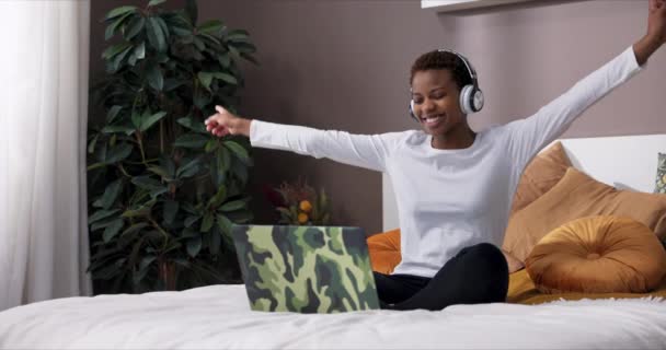 Veselá Mladá Tmavá Žena Stylových Moderních Sluchátkách Která Poslouchá Hudbu — Stock video