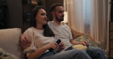 Oturma odasında oturan, dans eden, müzik dinleyen ve en sevdikleri şarkılara eşlik eden iki kişi kardeş romantik çift, ama bir anda, birbirlerine eşlik ederek ve müzik dinleyerek eğleniyorlar..