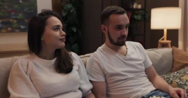 Arkadaşlar TV 'de büyük bir spor maçı izlemek için oturma odasında toplanıyorlar. Favori takıma tezahürat yapmak için, içki oyunu da oynayın ve dostça bahisler oynayın. Dostluk rekabetinin tadını çıkarın..